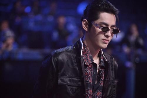 “我的很大你忍一下”成绝响:吴亦凡的顶流崩塌与13年铁窗教训 “我的很大你忍一下”成绝响:吴亦凡的顶流崩塌与13年铁窗教训